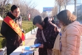市人社局開展居民醫(yī)保上街宣傳活動，宣傳居民醫(yī)保政策，解答群眾